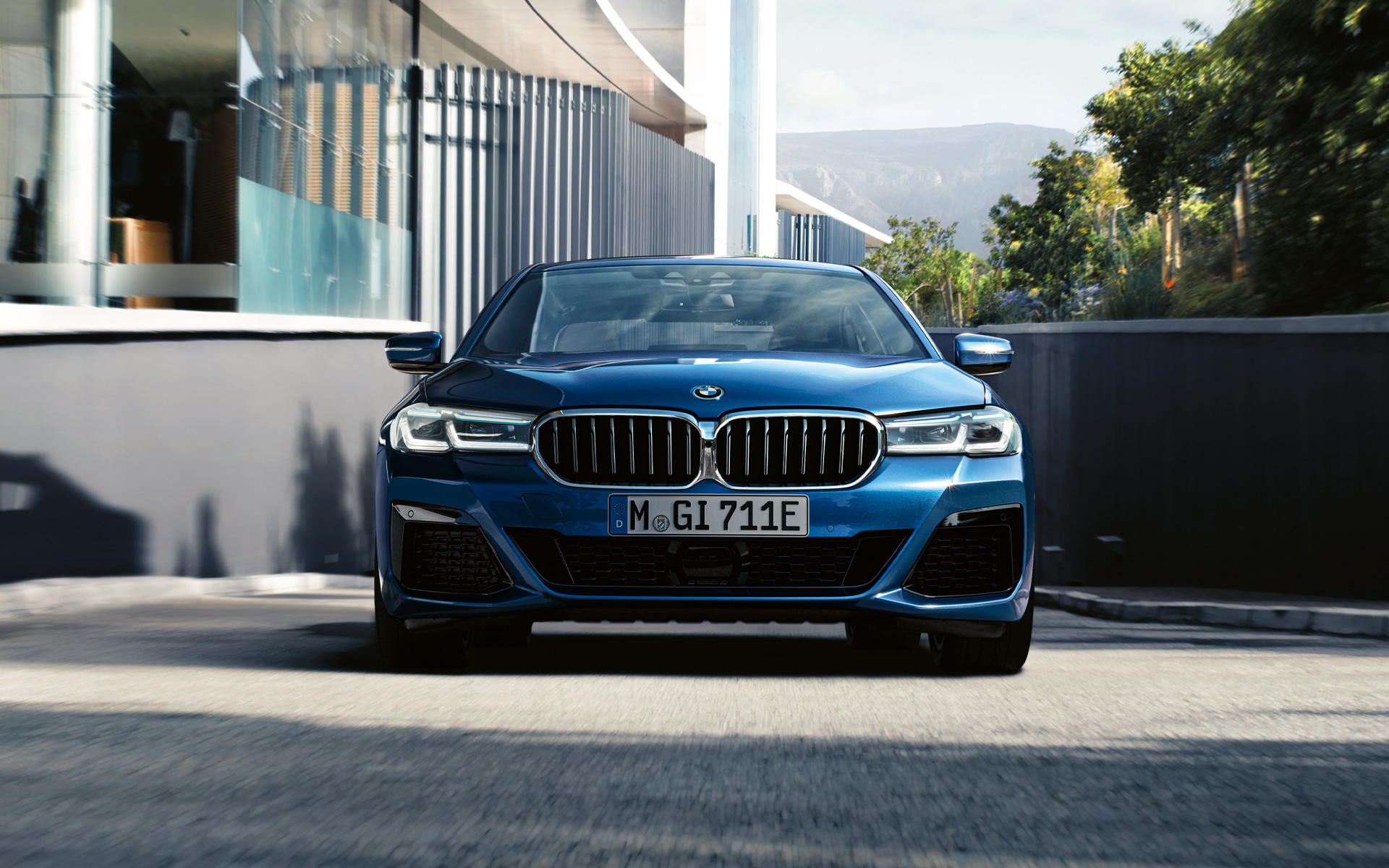 Dubultais elipsveida režģis un priekšējais spoileris, BMW 5. sērijas Sedan, G30 Dubultais elipsveida režģis un priekšējais spoileris, BMW 5. sērijas Sedan, G30, atjaunināts, 2020, Phytonic Blue krāsa, tuvplāns, priekšpuse