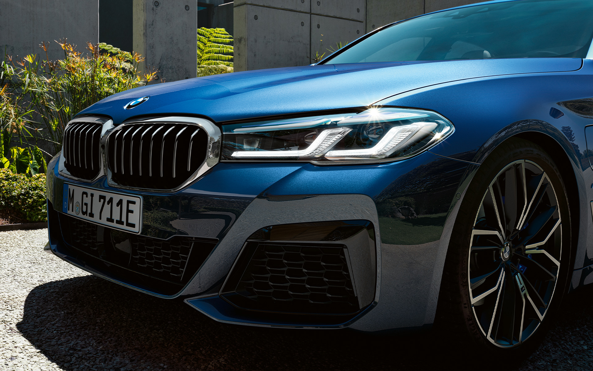 BMW Laserlight, BMW 5. sērijas Sedan, G30 BMW Laserlight, BMW 5. sērijas Sedan, G30, atjaunināts, 2020, Phytonic Blue krāsa, tuvplāns, priekšpuse