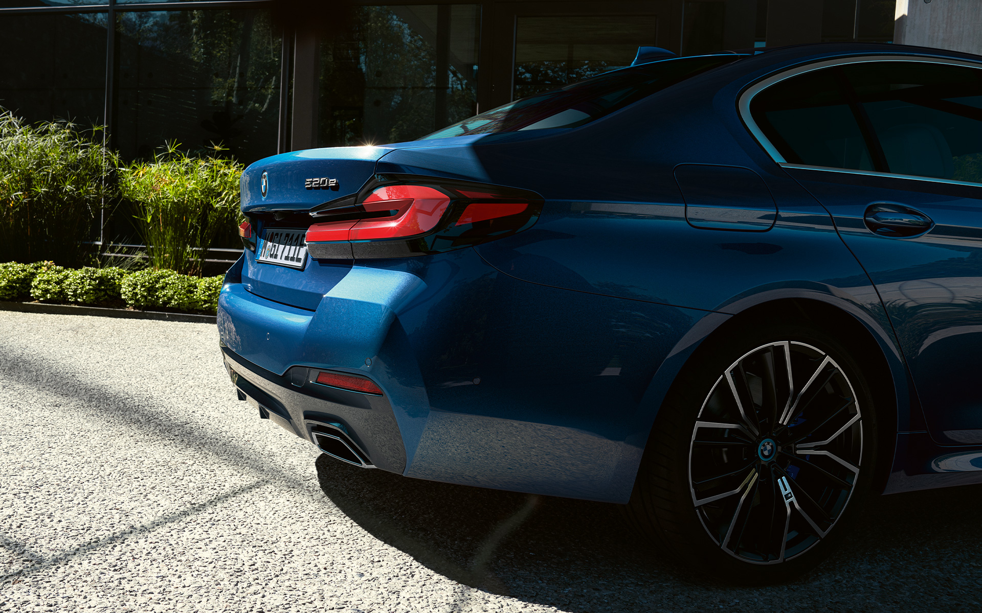 Aizmugurējais apakšējais spoileris, BMW 5. sērijas Sedan, G30 Brīvas formas izpūtēja caurules, BMW 5. sērijas Sedan, G30, atjaunināts, 2020, Phytonic Blue krāsa, tuvplāns, aizmugure