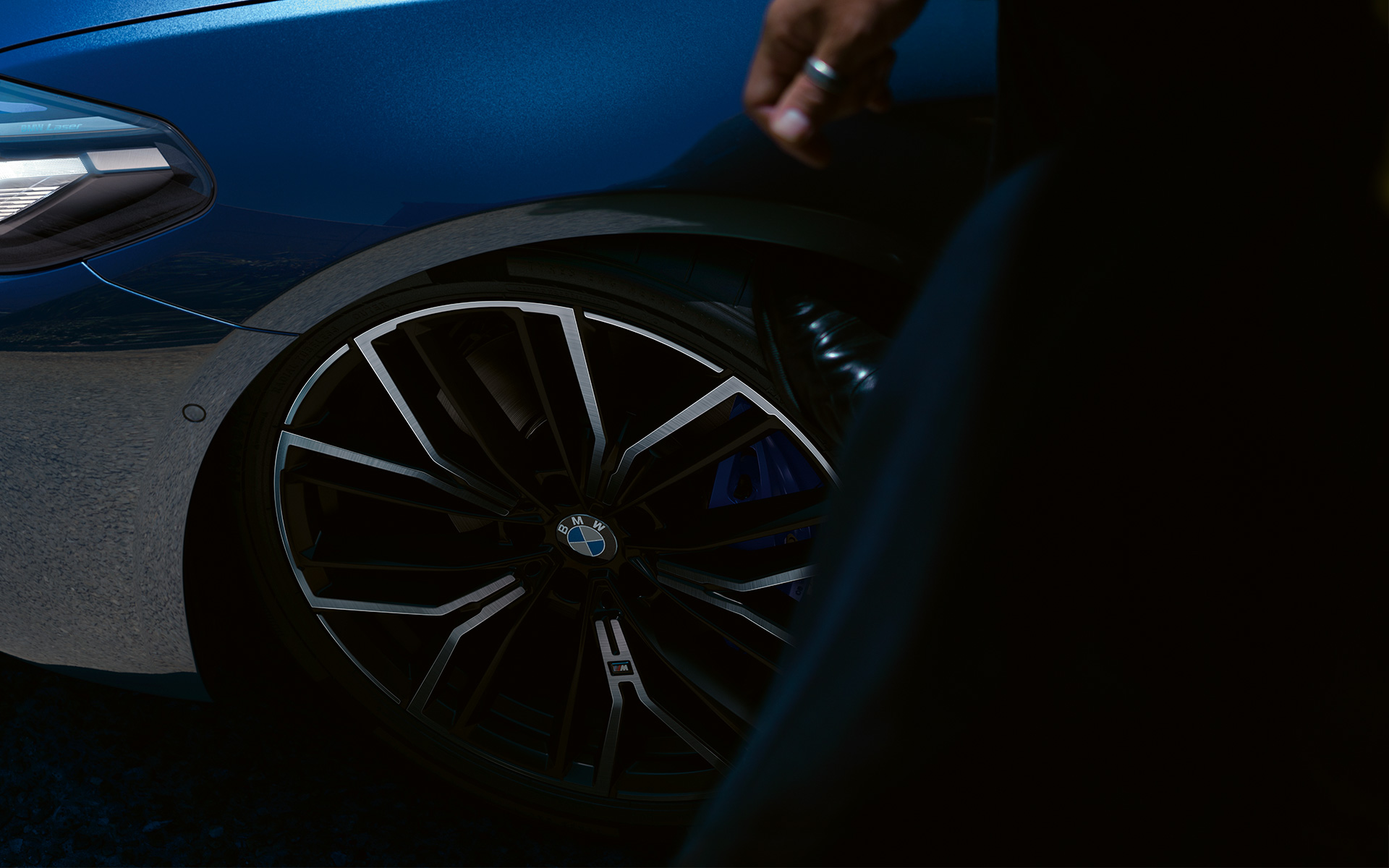 M vieglmetāla disks, Y-spoke 846 M stils, BMW 5. sērijas Sedan, G30 M vieglmetāla disks, Y 846 M, BMW 5. sērijas Sedan, G30, atjaunināts, 2020, Phytonic Blue krāsa, tuvplāns