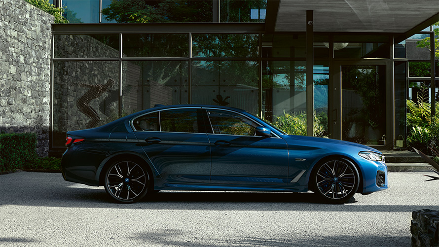 Virsbūve, BMW 5. sērijas Sedan, G30 BMW 5. sērijas Sedan, G30, atjaunināts, 2020, Phytonic Blue krāsa, sānskats, novietots automobilis