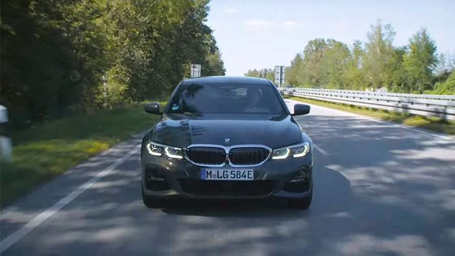 BMW hibrīdauto, braucienā pa pilsētas ielām BMW hibrīdauto, braucienā pa pilsētas ielām, priekšpuses skats