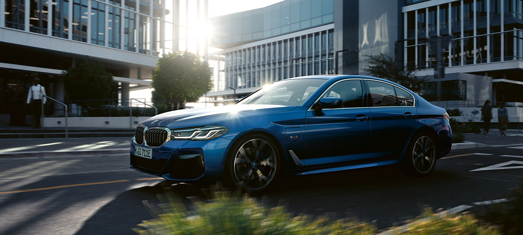 BMW 5. sērijas Sedan, G30, atjaunināts, 2020, Phytonic Blue krāsa, trīs ceturtdaļu priekšpuses skats, braucošs automobilis