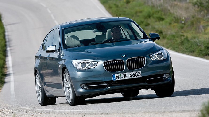 BMW 5. sērijas Gran Turismo (F07), trīs ceturtdaļu priekšpuses skats, braucienā BMW 5. sērijas Gran Turismo (F07), trīs ceturtdaļu priekšpuses skats, braucienā