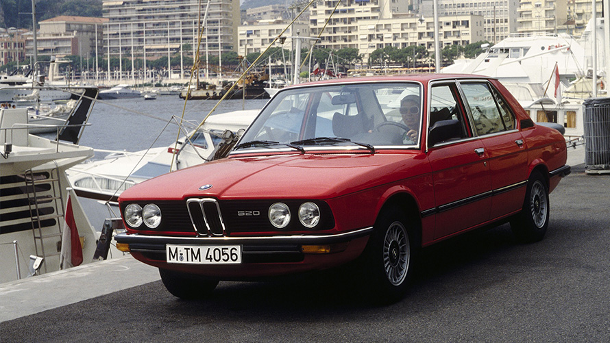 BMW 520 (E12), trīs ceturtdaļu priekšpuses skats, stāvošs automobilis BMW 520 (E12), trīs ceturtdaļu priekšpuses skats, stāvošs automobilis