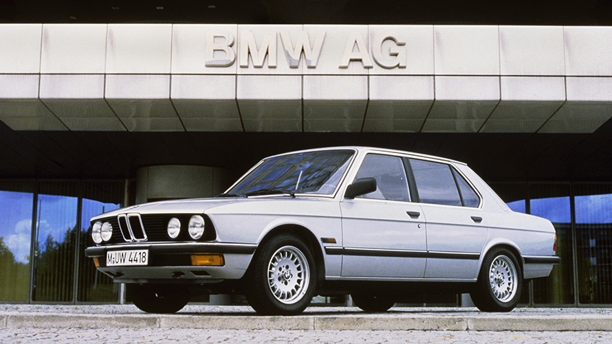 BMW 5. sērijas Sedan (E28), trīs ceturtdaļu sānskats, stāvošs automobilis BMW 5. sērijas Sedan (E28), trīs ceturtdaļu sānskats, stāvošs automobilis