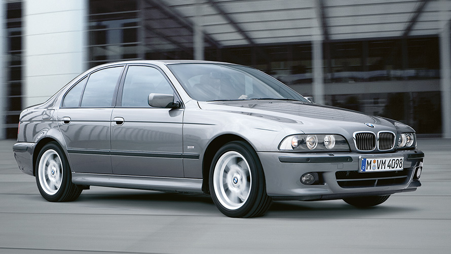 BMW 5. sērijas Sedan (E39), trīs ceturtdaļu sānskats, stāvošs automobilis BMW 5. sērijas Sedan (E39), trīs ceturtdaļu sānskats, stāvošs automobilis