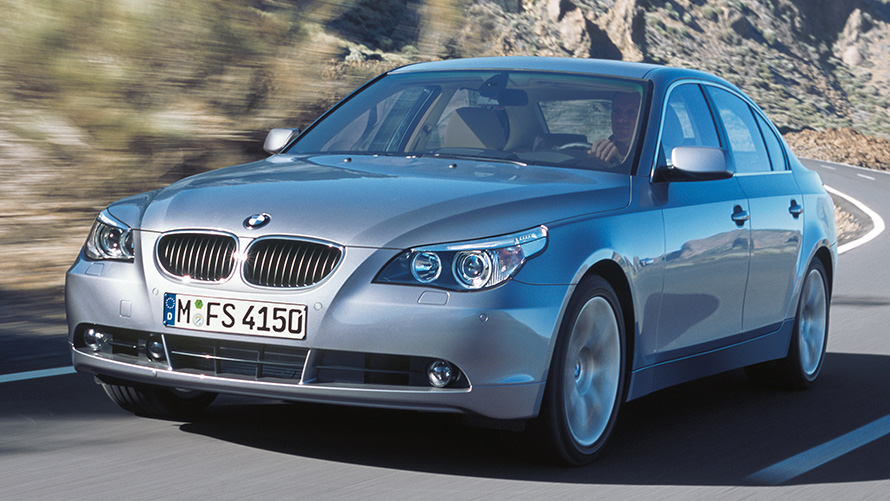 BMW 5. sērijas Sedan (E60), trīs ceturtdaļu priekšpuses skats, braucošs automobilis BMW 5. sērijas Sedan (E60), trīs ceturtdaļu priekšpuses skats, braucošs automobilis