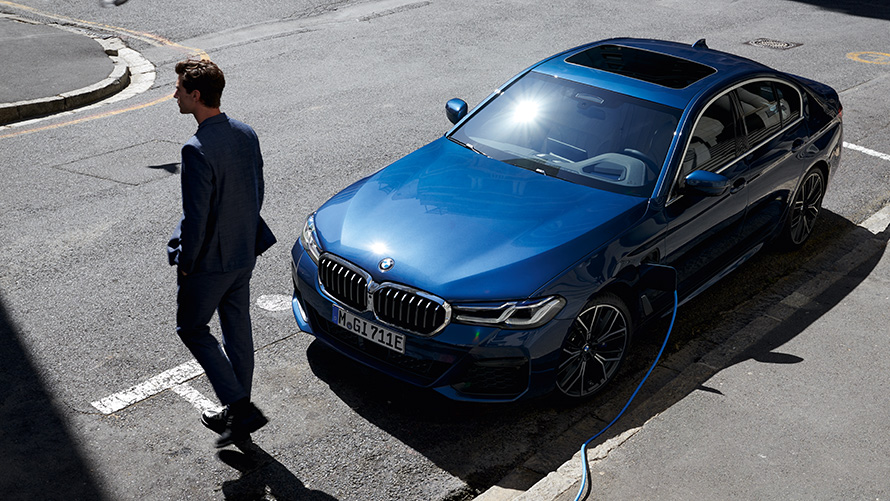 BMW 530e Sedan (G30), trīs ceturtdaļu priekšpuses skats, uzlādes laikā BMW 530e Sedan (G30), trīs ceturtdaļu priekšpuses skats, uzlādes laikā