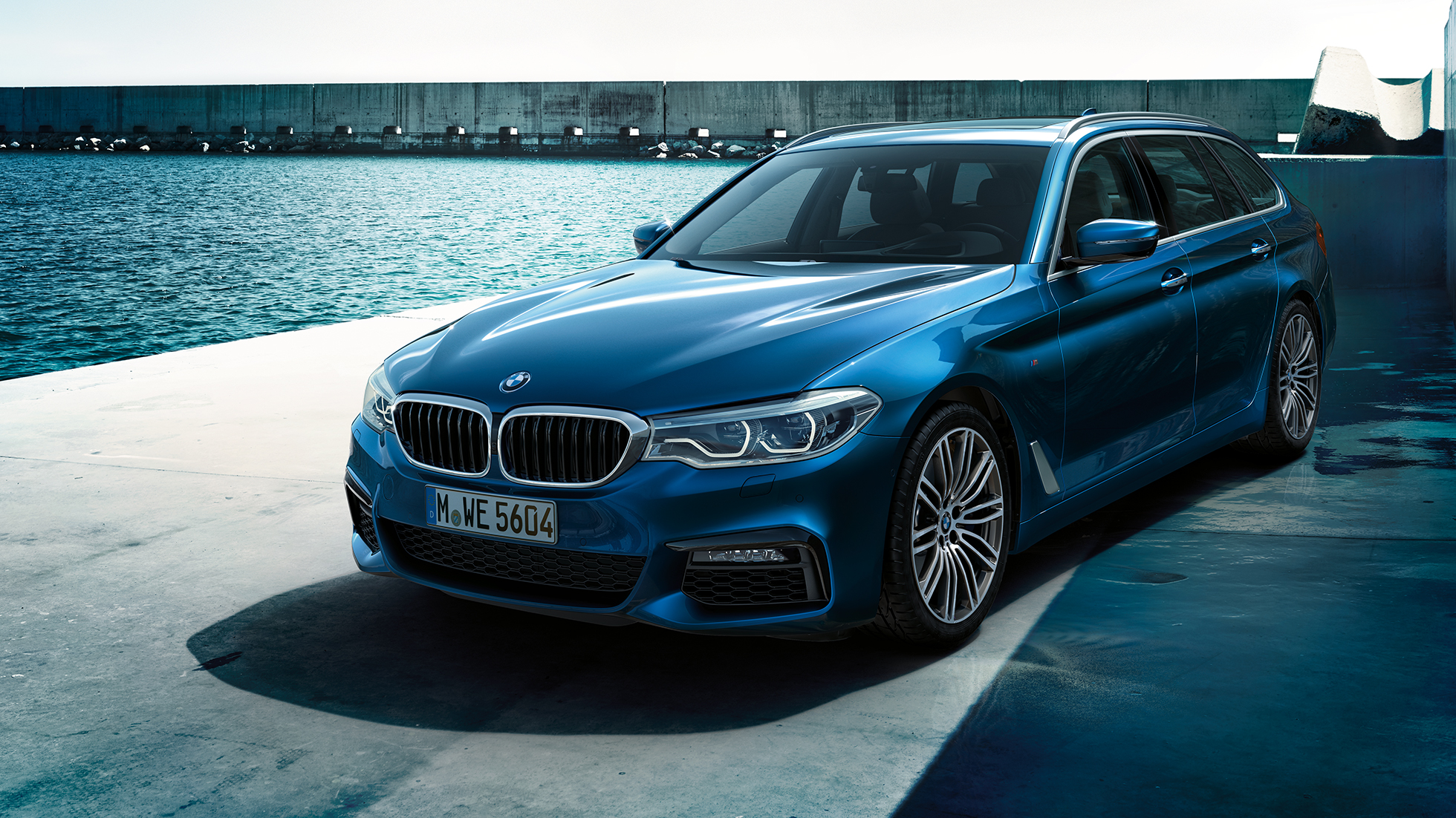 Dizains, BMW 5. sērijas Touring BMW 5. sērijas Touring 530d xDrive Touring, G31, metāliska Mediterranean Blue krāsa, trīs ceturtdaļu priekšpuses skats