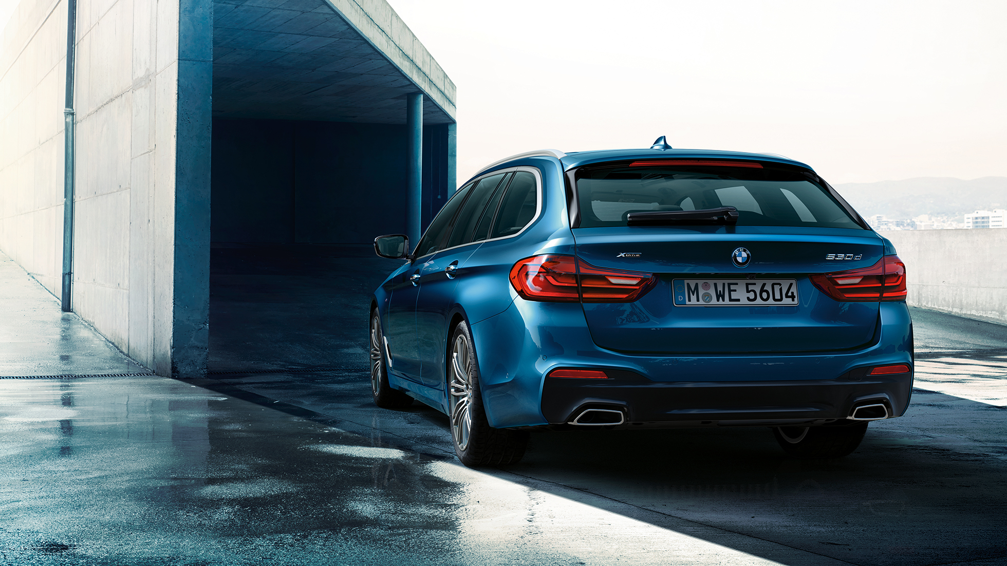 Aizmugures dizains, BMW 5. sērijas Touring BMW 5. sērijas Touring, 530d xDrive Touring, G31, metāliska Mediterranean Blue krāsa, trīs ceturtdaļu aizmugures skats