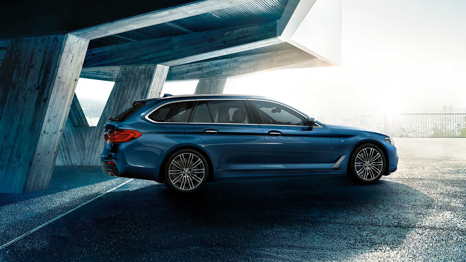 Sānskata dizains, BMW 5. sērijas Touring BMW 5. sērijas Touring, 530d xDrive Touring, G31, metāliska Mediterranean Blue krāsa, trīs ceturtdaļu sānskats