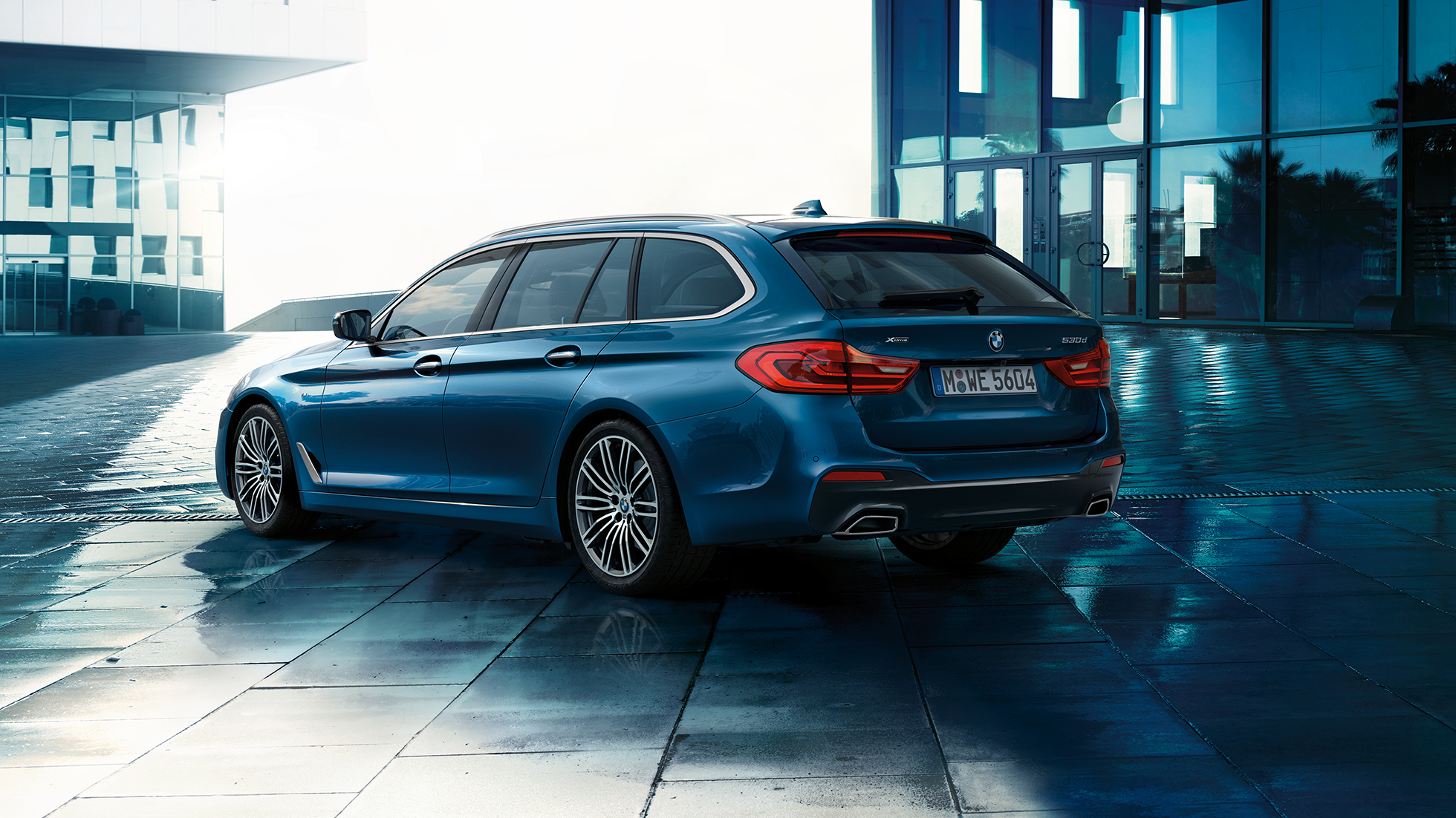 Virsbūve, BMW 5. sērijas Touring Virsbūve, BMW 5. sērijas Touring pamatinformācija, 530d xDrive Touring, G31, metāliska Mediterranean Blue krāsa, trīs ceturtdaļu aizmugures skats