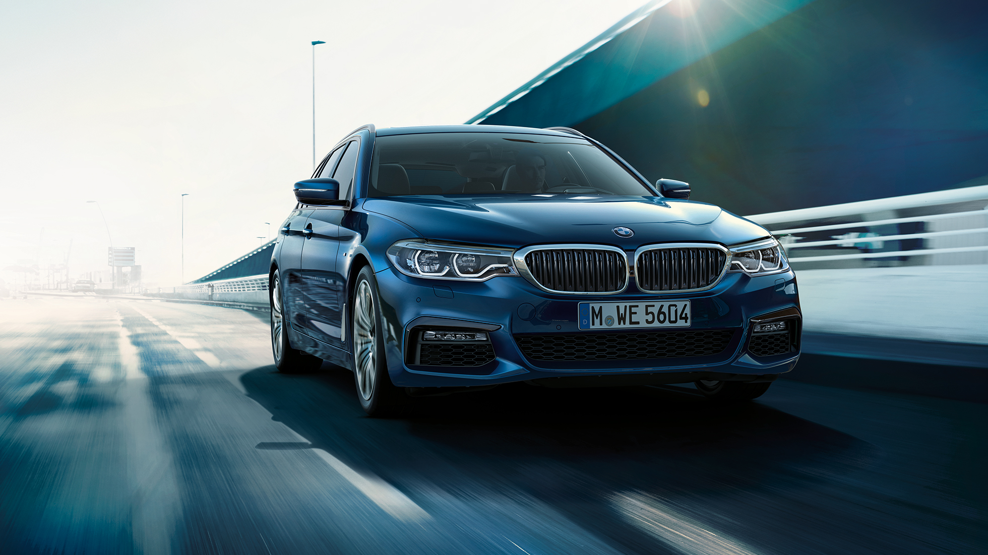 Braukšanas dinamika, BMW 5. sērijas Touring Braukšanas dinamika, BMW 5. sērijas Touring pamatinformācija, 530d xDrive Touring, G31, metāliska Mediterranean Blue krāsa, trīs ceturtdaļu priekšpuses skats