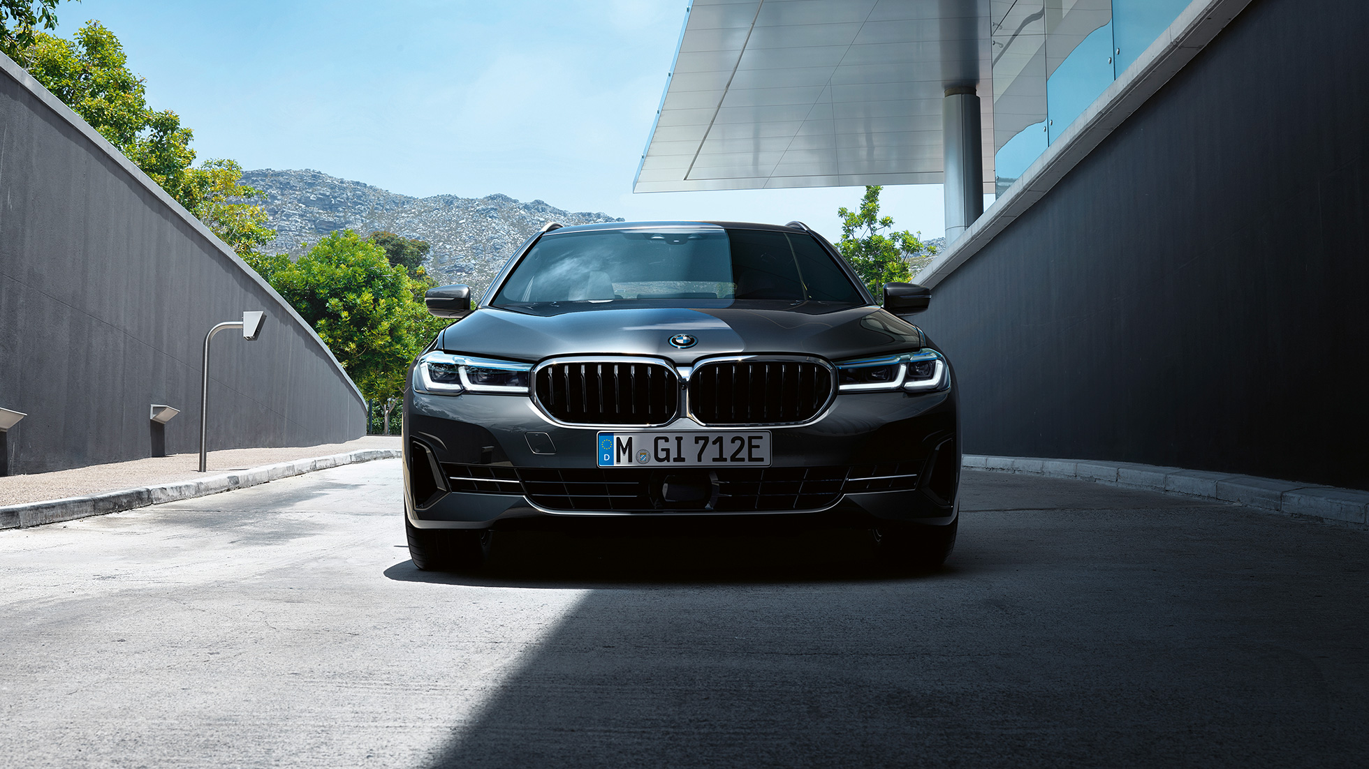 BMW elipsveida režģis un priekšējais spoileris, BMW 5 Touring G31 BMW elipsveida režģis un priekšējais spoileris, BMW 5. sērijas Touring G31, atjaunināts, 2020, Sophisto Grey krāsa, tuvplāns, priekšpuse