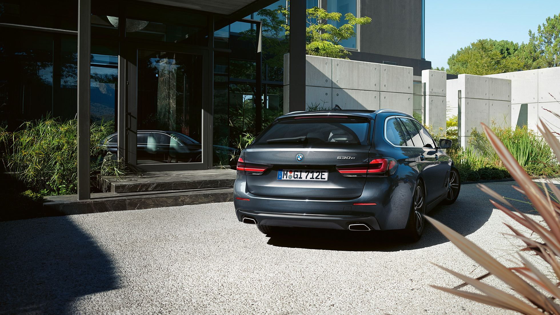 Aizmugurējais apakšējais spoileris un brīvas formas izpūtēja caurules, BMW 5. sērijas Touring G31 Aizmugurējais apakšējais spoileris un brīvas formas izpūtēja caurules, BMW 5. sērijas Touring G31, atjaunināts, 2020, Sophisto Grey krāsa, tuvplāns, aizmugure