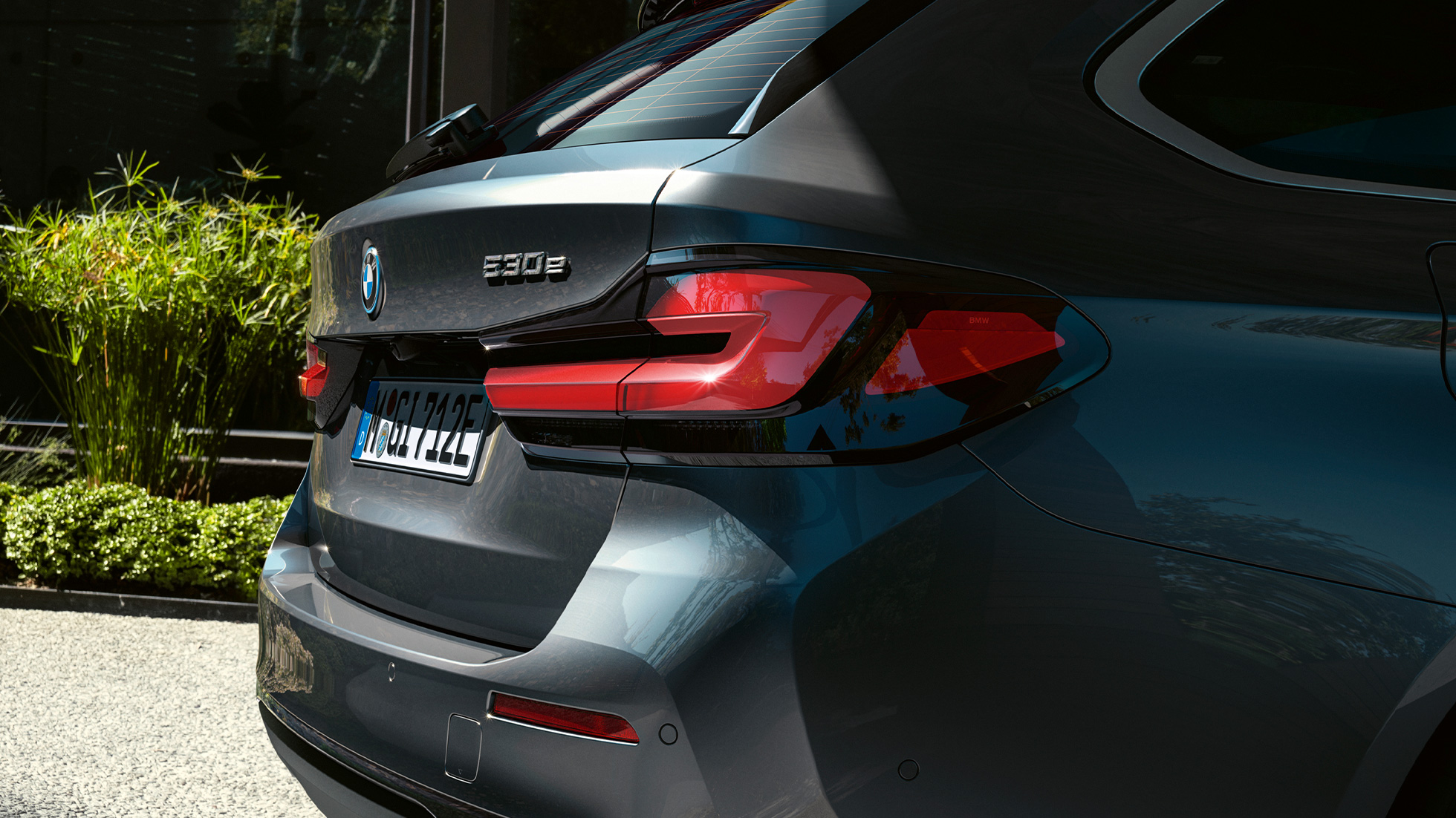 Trīsdimensiju aizmugurējie lukturi, BMW 5. sērijas Touring G31 Trīsdimensiju aizmugurējie lukturi, BMW 5. sērijas Touring G31, atjaunināts, 2020, Sophisto Grey krāsa, tuvplāns, aizmugure