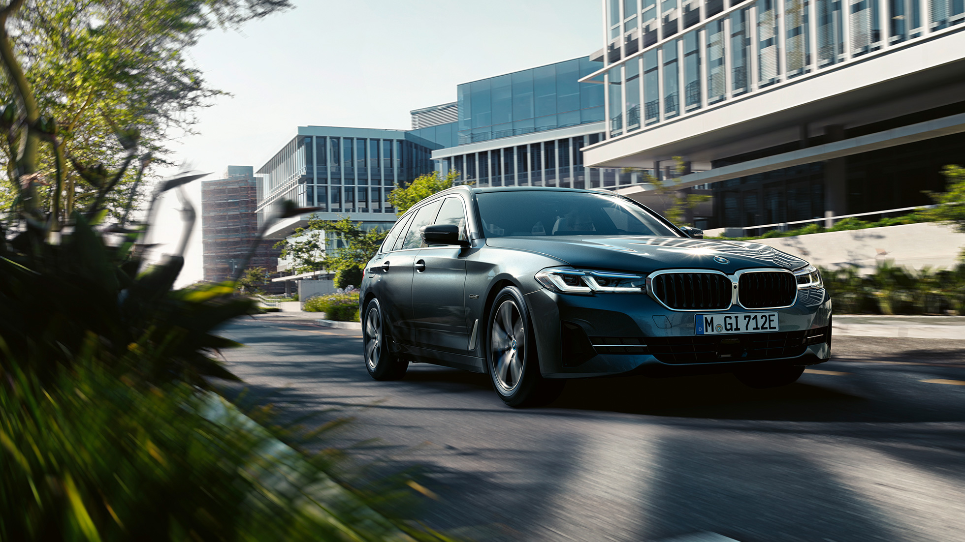 BMW 5. sērijas Touring G31, virsbūve BMW 5. sērijas Touring G31, atjaunināts, 2020, Sophisto Grey krāsa, trīs ceturtdaļu priekšpuses skats, pilsētā braucošs automobilis