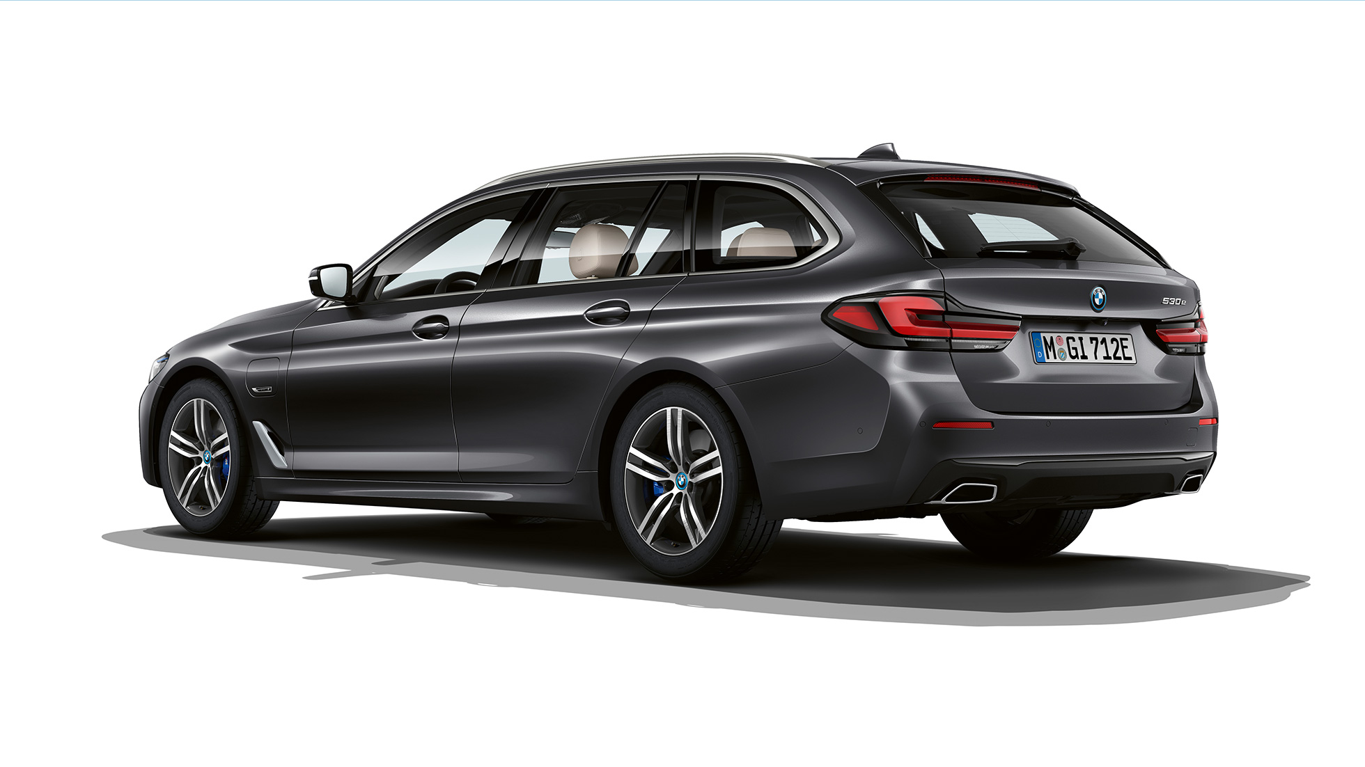 BMW 5. sērijas Touring G31, pamata aprīkojums, aizmugure BMW 5. sērijas Touring 530i G31, 2020, pamata aprīkojums Sophisto Grey krāsā, trīs ceturtdaļu aizmugures skats