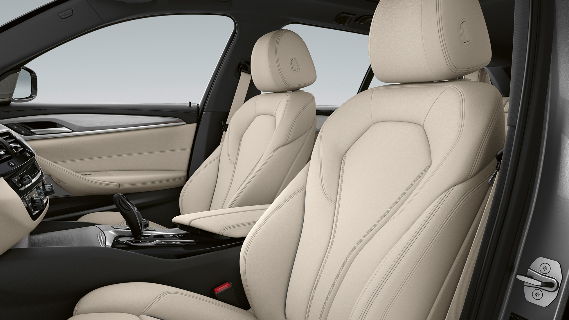 Apdare, BMW 5. sērijas Touring G31, pamata aprīkojums Dakota ādas apdare Ivory White krāsā, ekskluzīvs šuvums ar kontrastējošām dekoratīvām maliņām, BMW 5. sērijas Touring 530i G31, 2020, pamata aprīkojums, salons