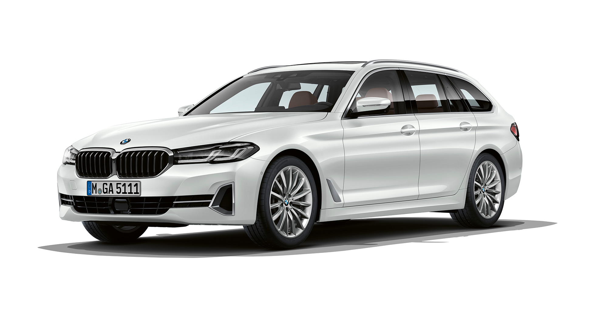 BMW 5. sērijas Touring G31, Luxury Line, priekšpuse BMW 5. sērijas Touring 530i G31, 2020, Luxury Line Mineral White krāsā, trīs ceturtdaļu priekšpuses skats