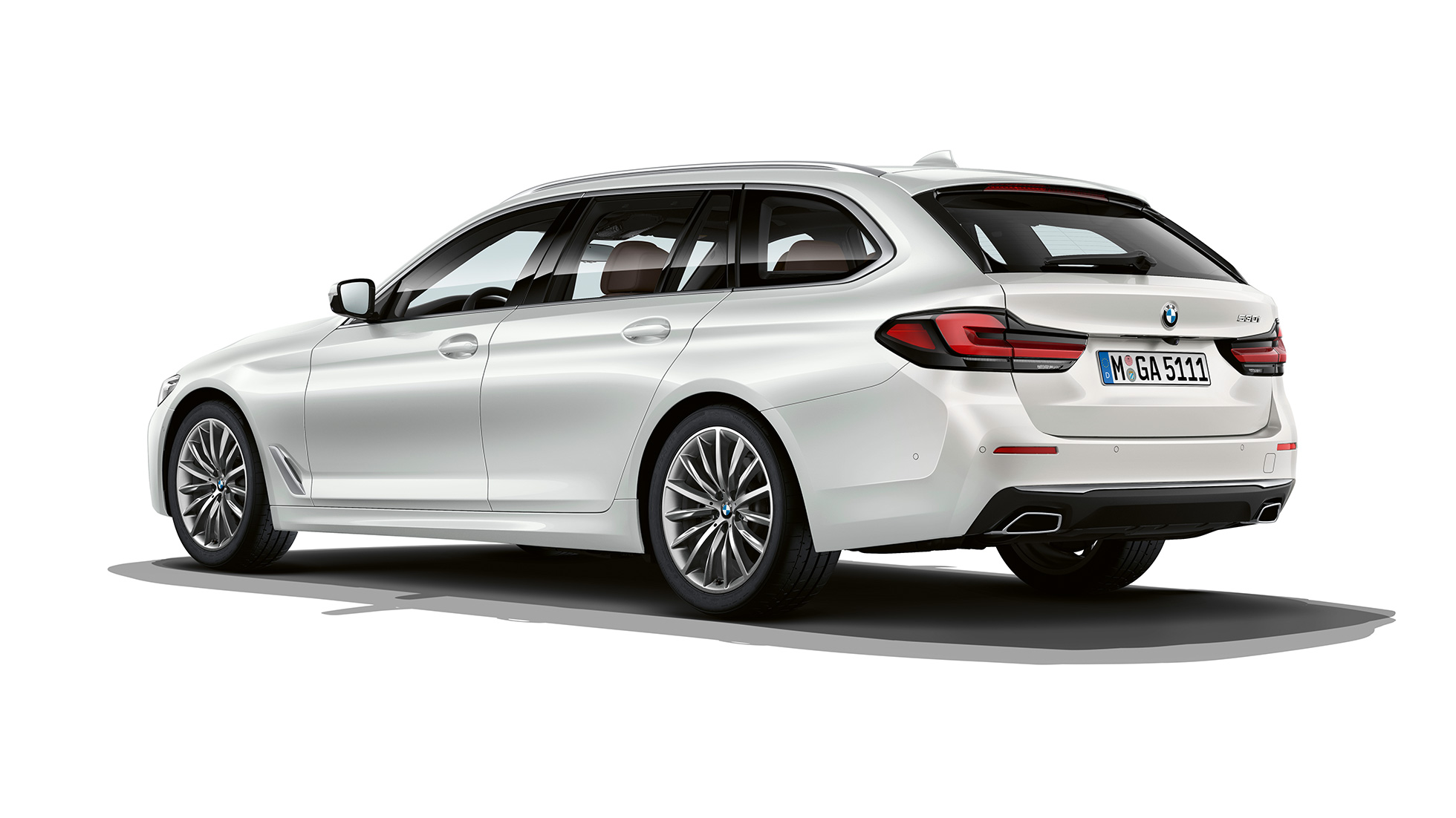 BMW 5. sērijas Touring G31, Luxury Line, aizmugure BMW 5. sērijas Touring 530i G31, 2020, Luxury Line Mineral White krāsā, trīs ceturtdaļu aizmugures skats