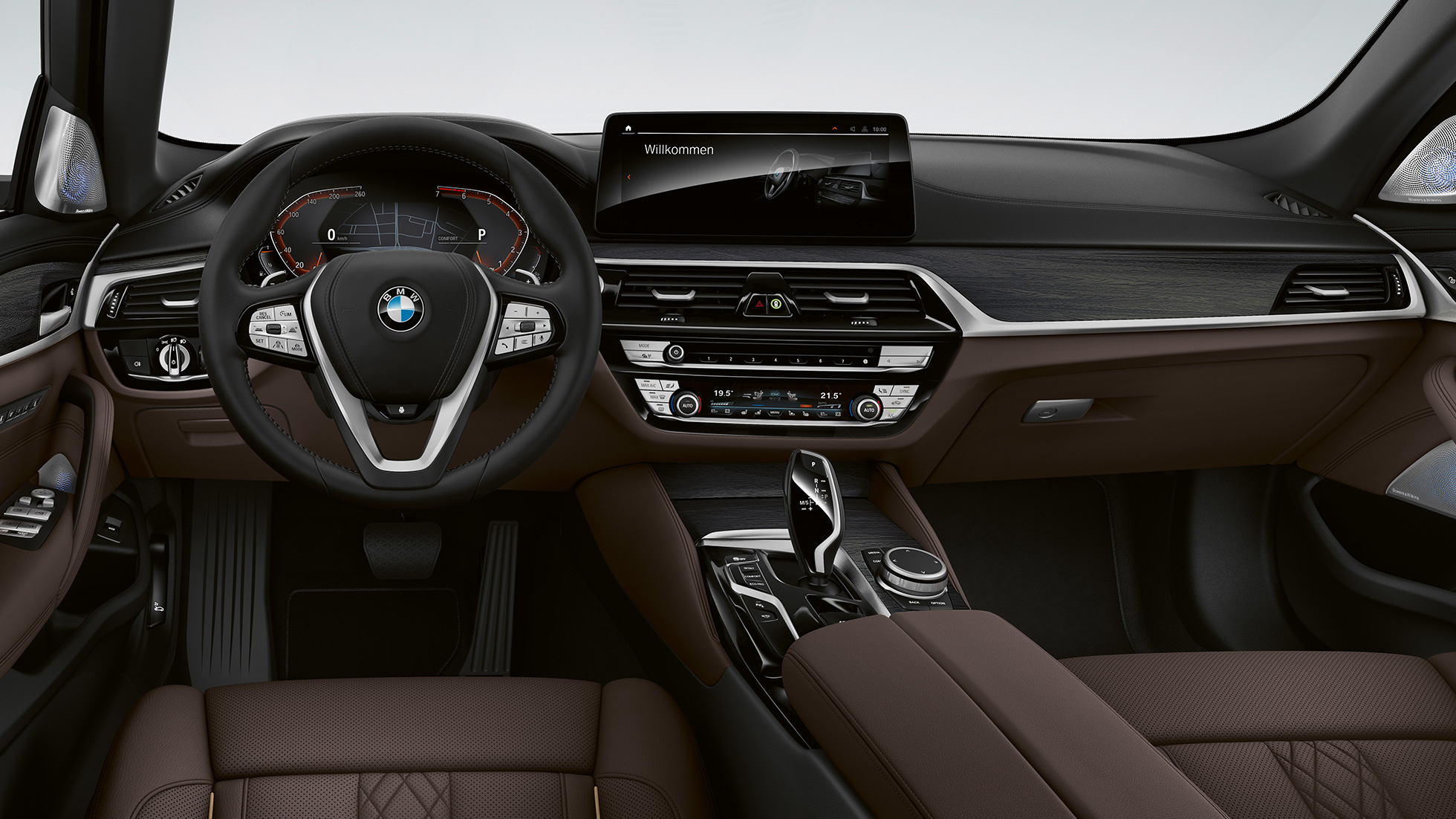 Kokpits, BMW 5. sērijas Touring G31, Luxury Line Kokpits, BMW 5. sērijas Touring 530i G31, 2020, Luxury Line, ekskluzīva Nappa āda Mokka krāsā, ekskluzīvs šuvums ar kontrastējošām dekoratīvām maliņām, salons