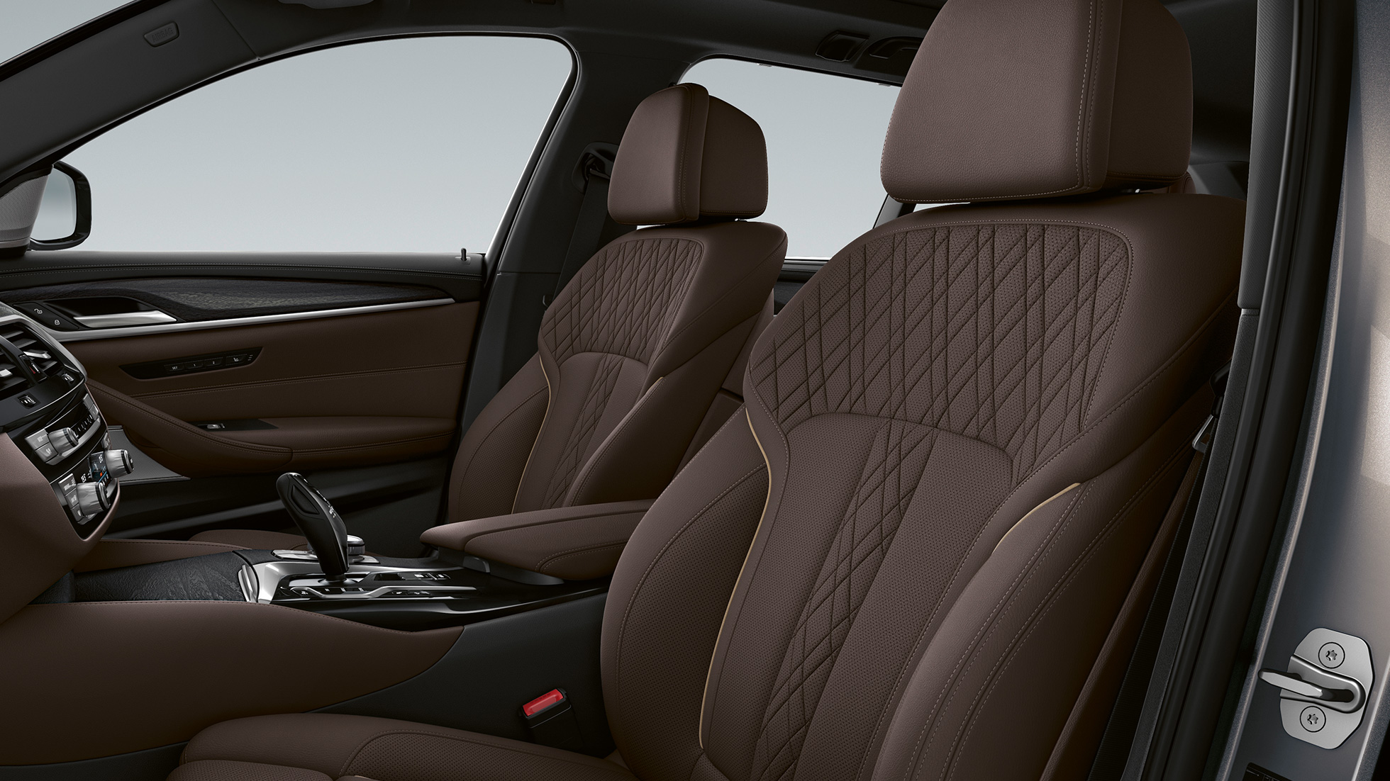 Apdare, BMW 5. sērijas Touring G31, Luxury Line Ekskluzīvas Nappa ādas apdare Mokka krāsā, ekskluzīvs šuvums ar kontrastējošām dekoratīvām maliņām, BMW 5. sērijas Touring 530i G31, 2020, Luxury Line, salons