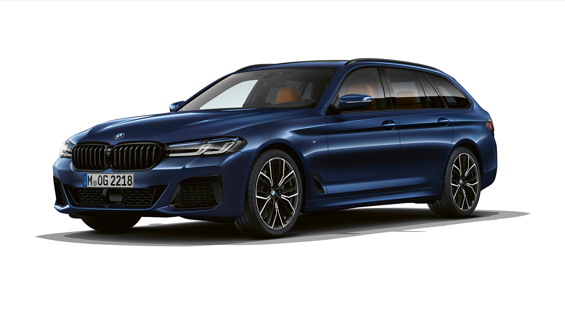 BMW 5. sērijas Touring G31, M sporta pakotne, priekšpuse BMW 5. sērijas Touring 530e G31, 2020, M sporta pakotne metāliskā Tansanite Blue II krāsā, trīs ceturtdaļu priekšpuses skats