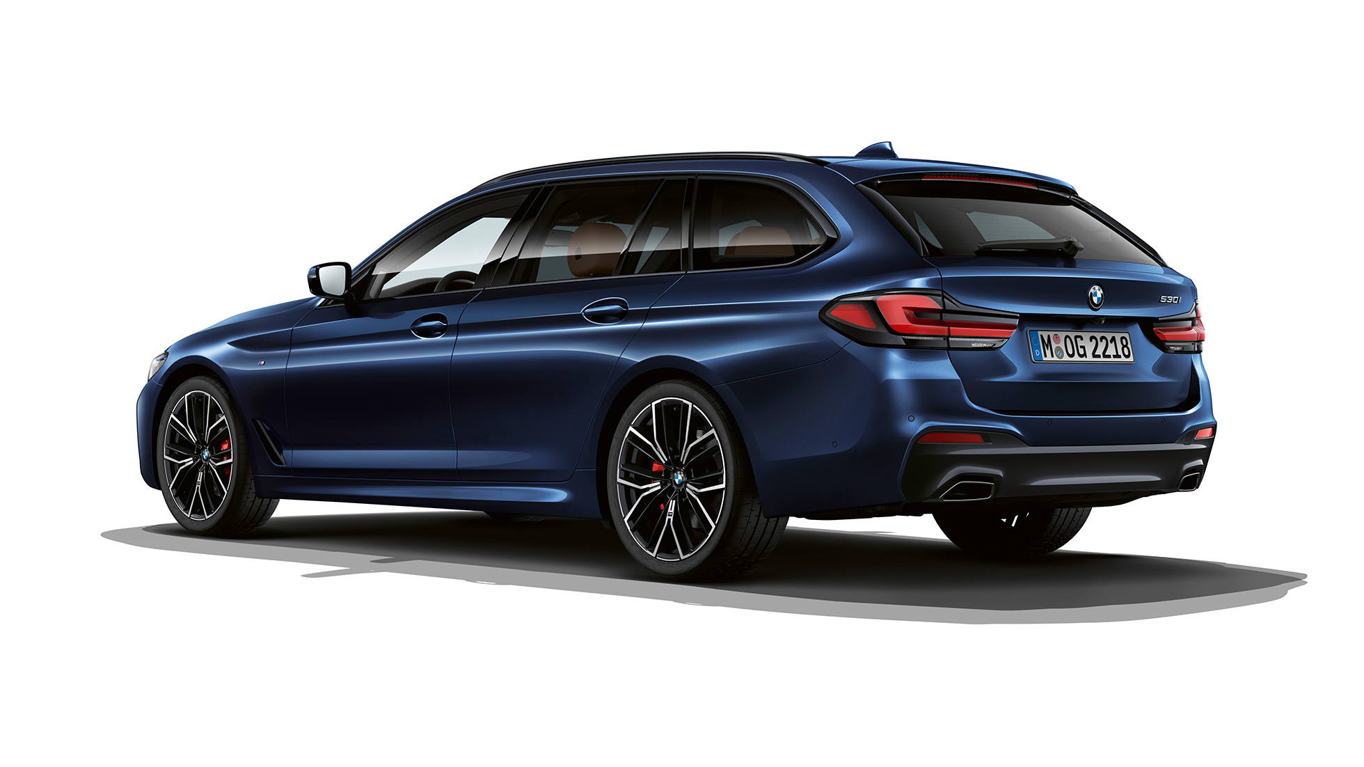 BMW 5. sērijas Touring G31, M sporta pakotne, aizmugure BMW 5. sērijas Touring 530e G31, 2020, M sporta pakotne metāliskā Tansanite Blue II krāsā, trīs ceturtdaļu aizmugures skats