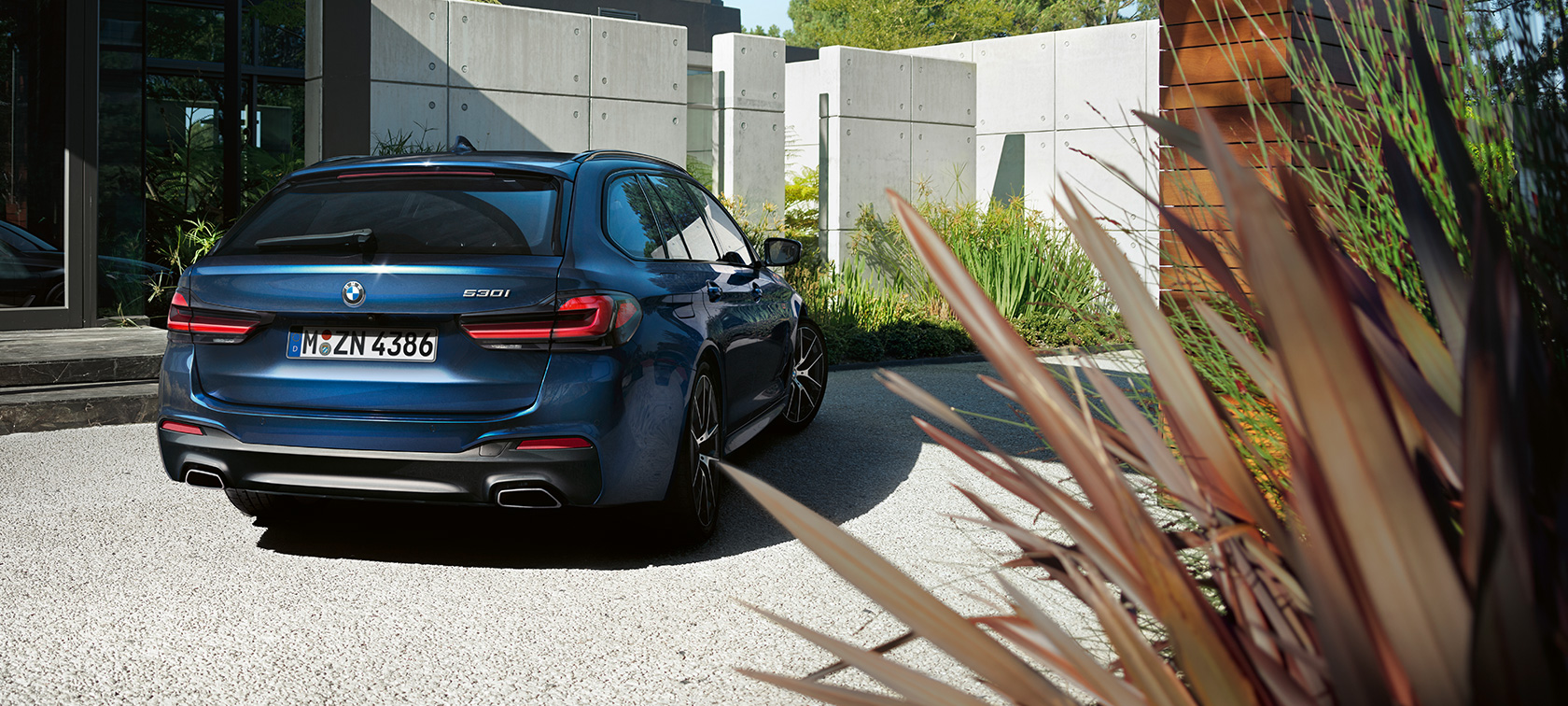 Piederumi, BMW 5. sērijas Touring G31 BMW 5. Sērijas Touring ar BMW jumta kasti 520, G31, atjaunināts, 2020 trīs ceturtdaļu priekšpuses skats, stāvošs automobilis