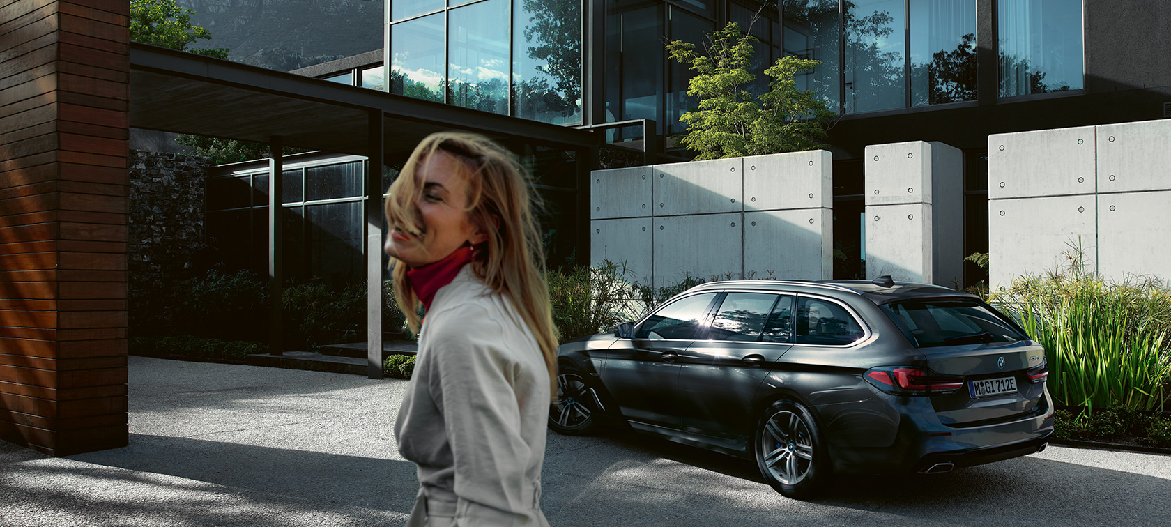 Sieviete uz stāvēšanai novietota BMW fona, BMW 5. sērijas Touring G31 BMW 5. sērijas Touring G31, atjaunināts, 2020, sieviete uz stāvēšanai novietota BMW fona