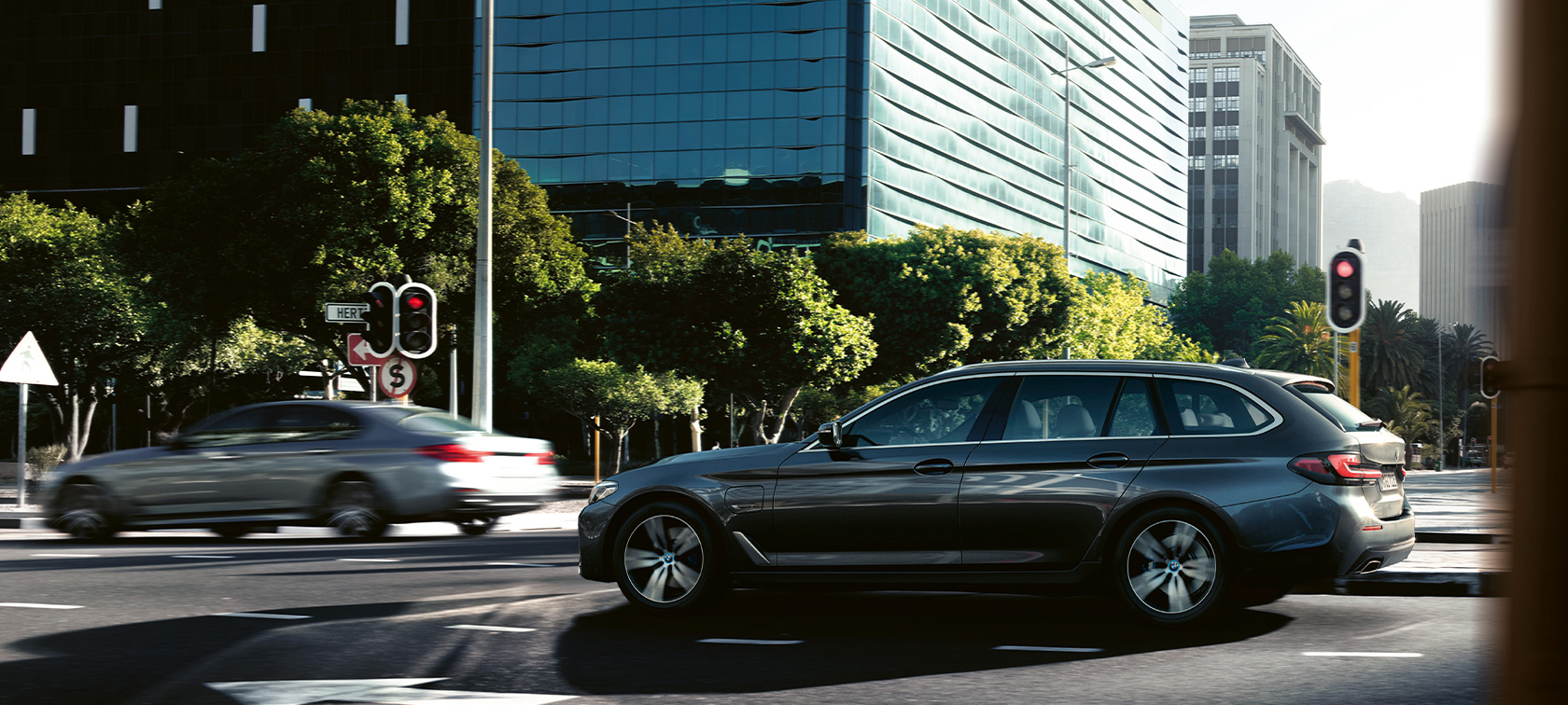 BMW 5. sērijas Touring G31, braucošs automobilis BMW 5. sērijas Touring G31, atjaunināts, 2020, Sophisto Grey krāsa, sānskats, pilsētā braucošs automobilis