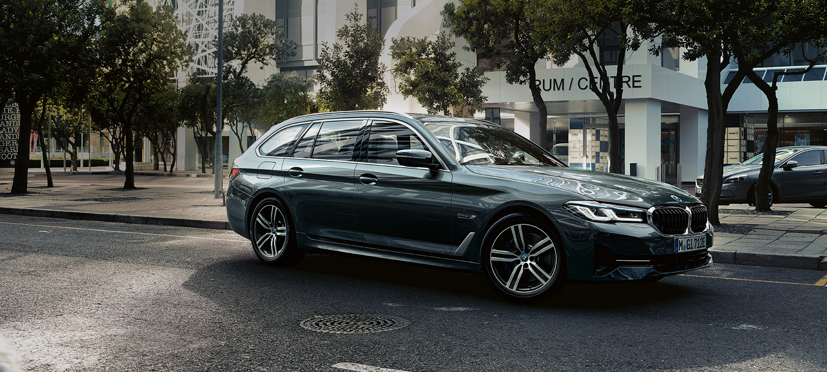 BMW 5. sērijas Touring G31, atjaunināts, 2020, Sophisto Grey krāsa, septiņu astotdaļu priekšpuses skats, piepilsētā braucošs automobilis