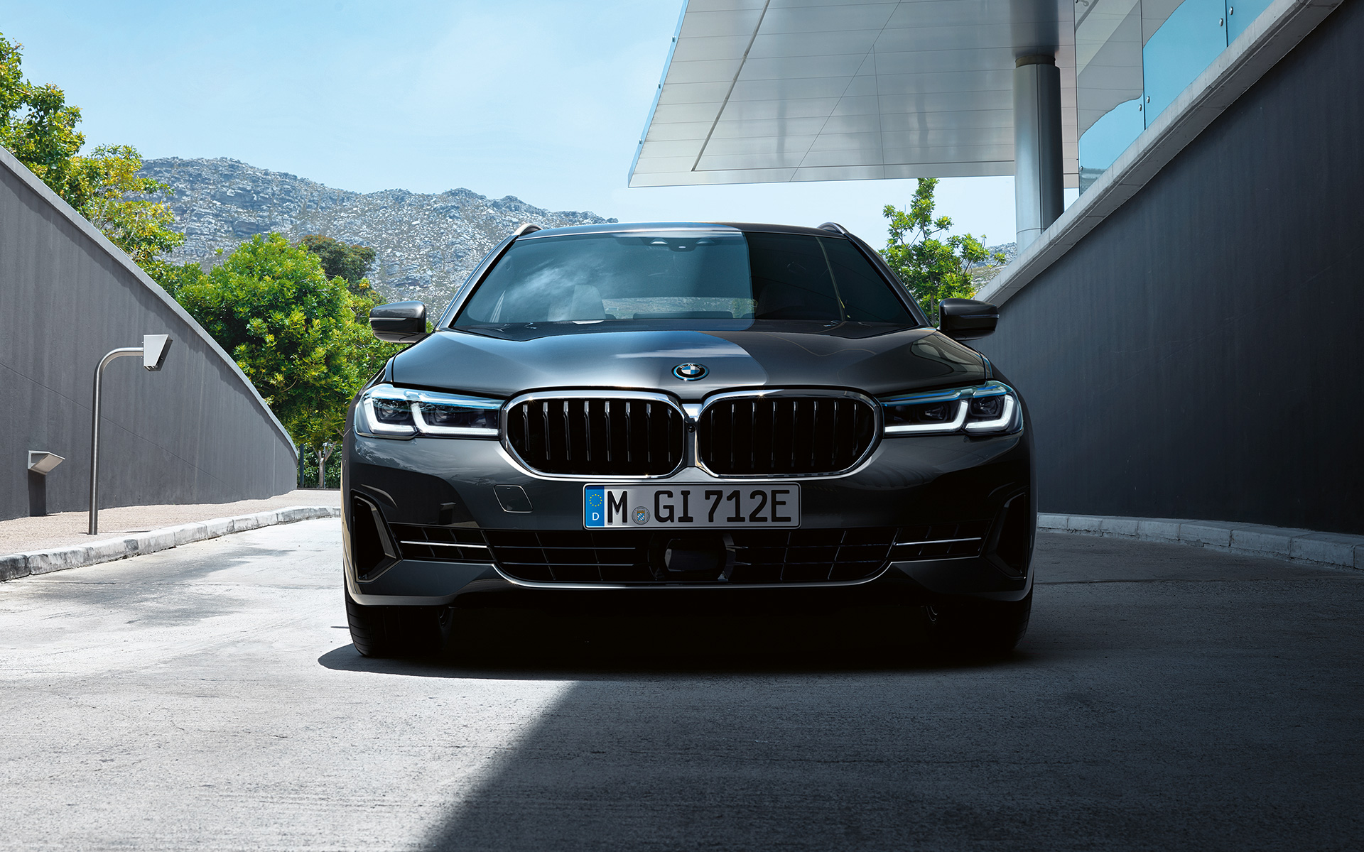 BMW elipsveida režģis un priekšējais spoileris, BMW 5 Touring, G31, LCI BMW elipsveida režģis un priekšējais spoileris, BMW 5. sērijas Touring G31, atjaunināts, 2020, Sophisto Grey krāsa, priekšpuse