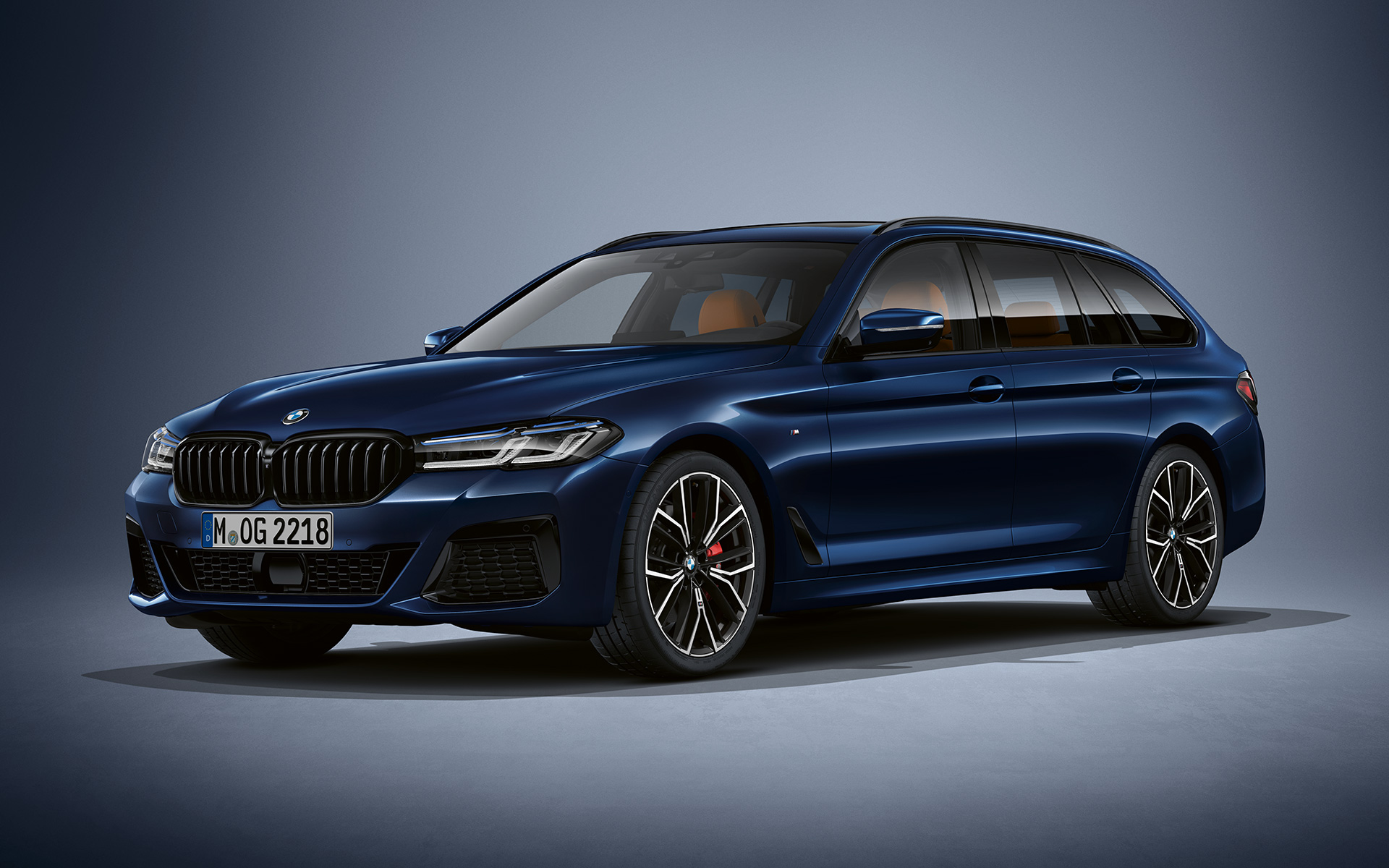 BMW 5. sērijas Touring G31, LCI, BMW Individual metāliska Tanzanite Blue krāsa BMW 5. sērijas Touring Individual G31, atjaunināts, 2020, trīs ceturtdaļu priekšpuses skats, stāvošs automobilis BMW Individual metāliskā Tanzanite Blue krāsā