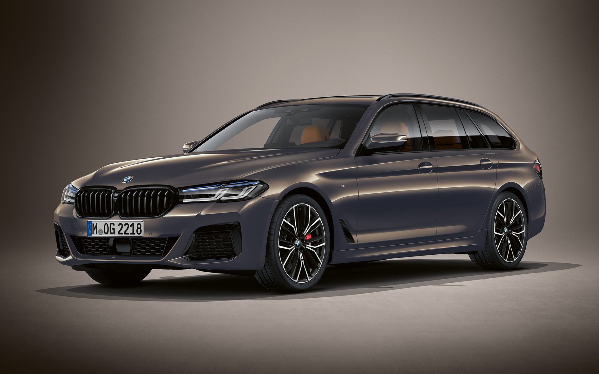 BMW 5. sērijas Touring G31, LCI, BMW Individual metāliska Alvite Grey krāsa BMW 5. sērijas Touring Individual G31, atjaunināts, 2020, trīs ceturtdaļu priekšpuses skats, stāvošs automobilis BMW Individual metāliskā Alvite Grey krāsā