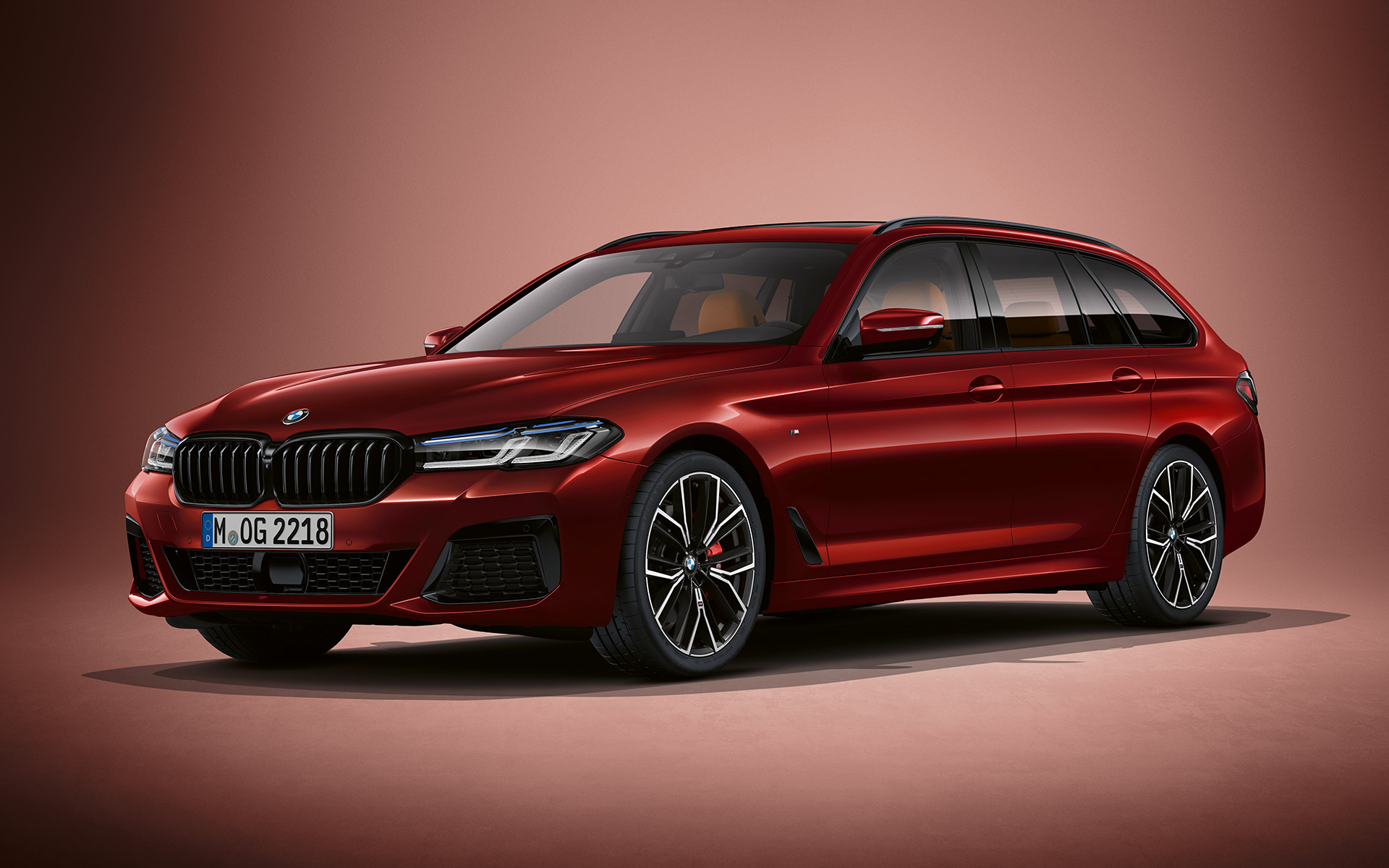 BMW 5. sērijas Touring G31, LCI, BMW Individual metāliska Aventurin Red krāsa BMW 5. sērijas Touring Individual G31, atjaunināts, 2020, trīs ceturtdaļu priekšpuses skats, stāvošs automobilis BMW Individual metāliskā Aventurin Red krāsā