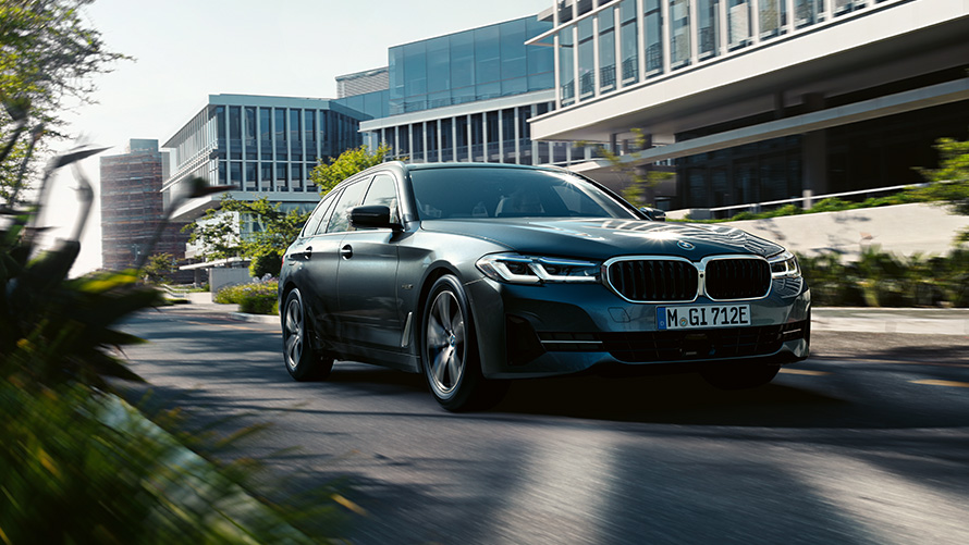 BMW 5. sērijas Touring, G31, LCI, virsbūve. BMW 5. sērijas Touring, G31, atjaunināts, 2020, 530e PHEV, Sophisto Grey krāsa, braucienā pa lauku ceļu