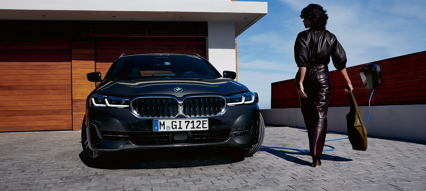 Hibrīdauto, BMW 5. sērijas Touring, 2021, G31, LCI, priekšpuses skats, uzlādes laikā Hibrīdauto, BMW 5. sērijas Touring, 2021, G31, LCI, priekšpuses skats, uzlādes laikā ar modeli