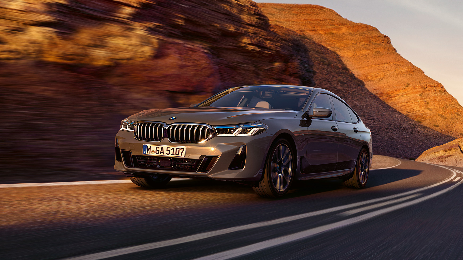 BMW 6. sērijas Gran Turismo G32, 2020 BMW 6. sērijas Gran Turismo 640i xDrive G32, 2020, Bernina Grey krāsā, trīs ceturtdaļu priekšpuses skats, uz ainavas fona