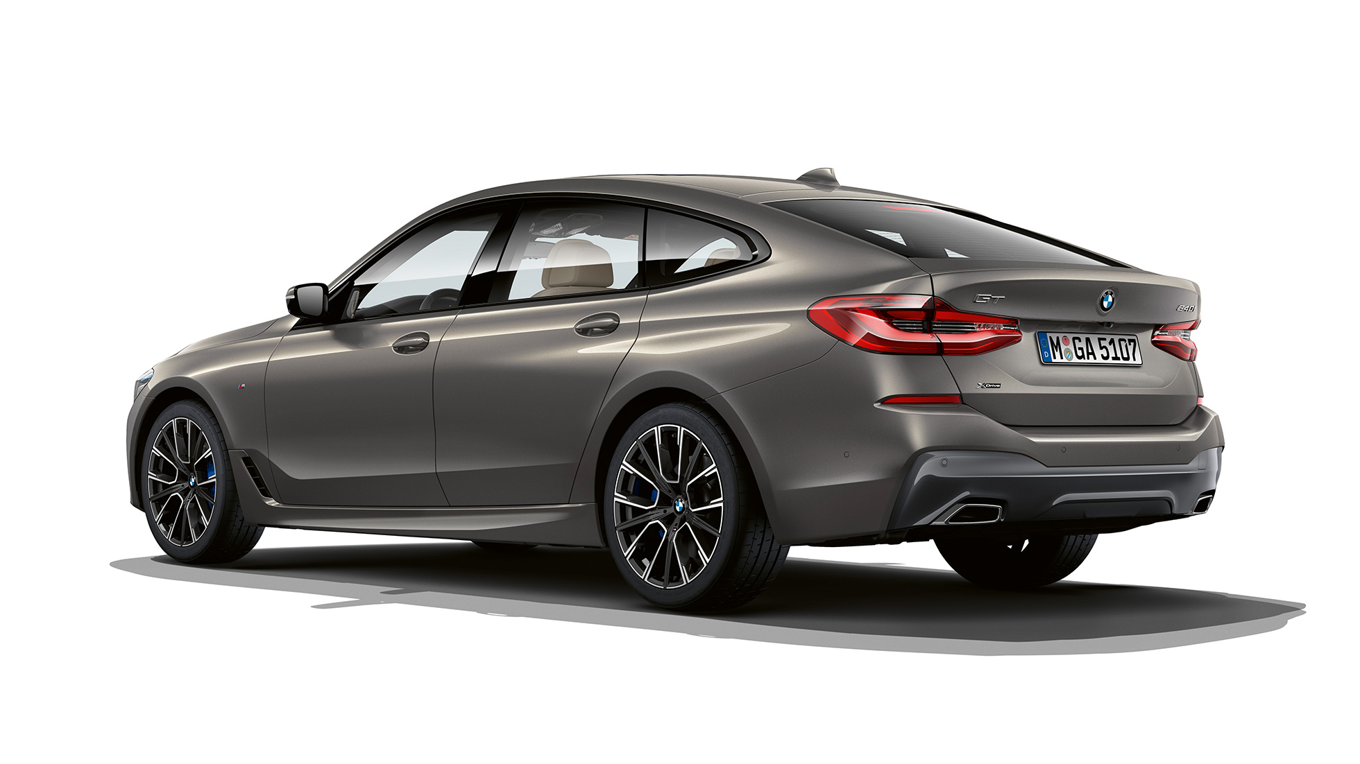 Aizmugure, BMW 6. sērijas Gran Turismo, M sporta pakotne, G32, 2020 BMW 6. sērijas Gran Turismo, G32, 640i xDrive, 2020, M sporta pakotne, Bernina Grey krāsa, Amber efekts trīs ceturtdaļu aizmugures skats