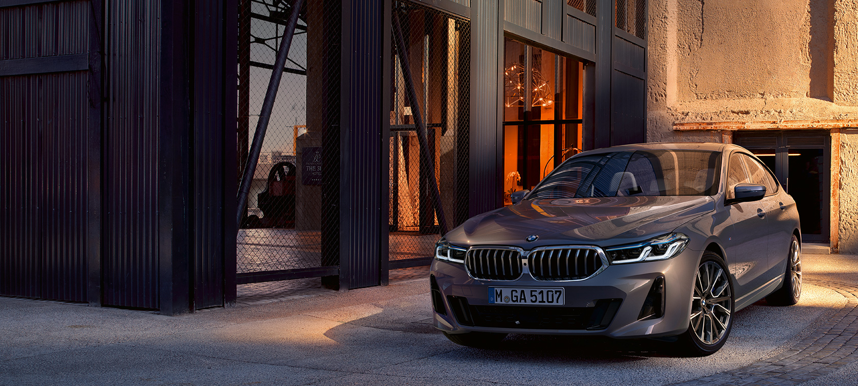 BMW 6. sērijas Gran Turismo G32, 2020 BMW 6. sērijas Gran Turismo 640i xDrive G32, 2020, Bernina Grey krāsā, trīs ceturtdaļu priekšpuses skats, paviljonā stāvēšanai novietots automobilis