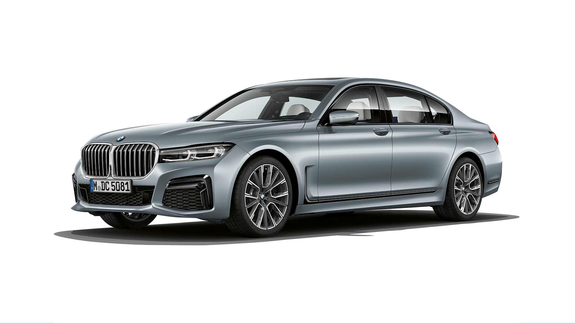 BMW 7. sērijas Sedan ar M sporta pakotni, trīs ceturtdaļu skats no priekšpuses Pelēks BMW 7. sērijas Sedan ar M sporta pakotni trīs ceturtdaļu skatā no priekšpuses