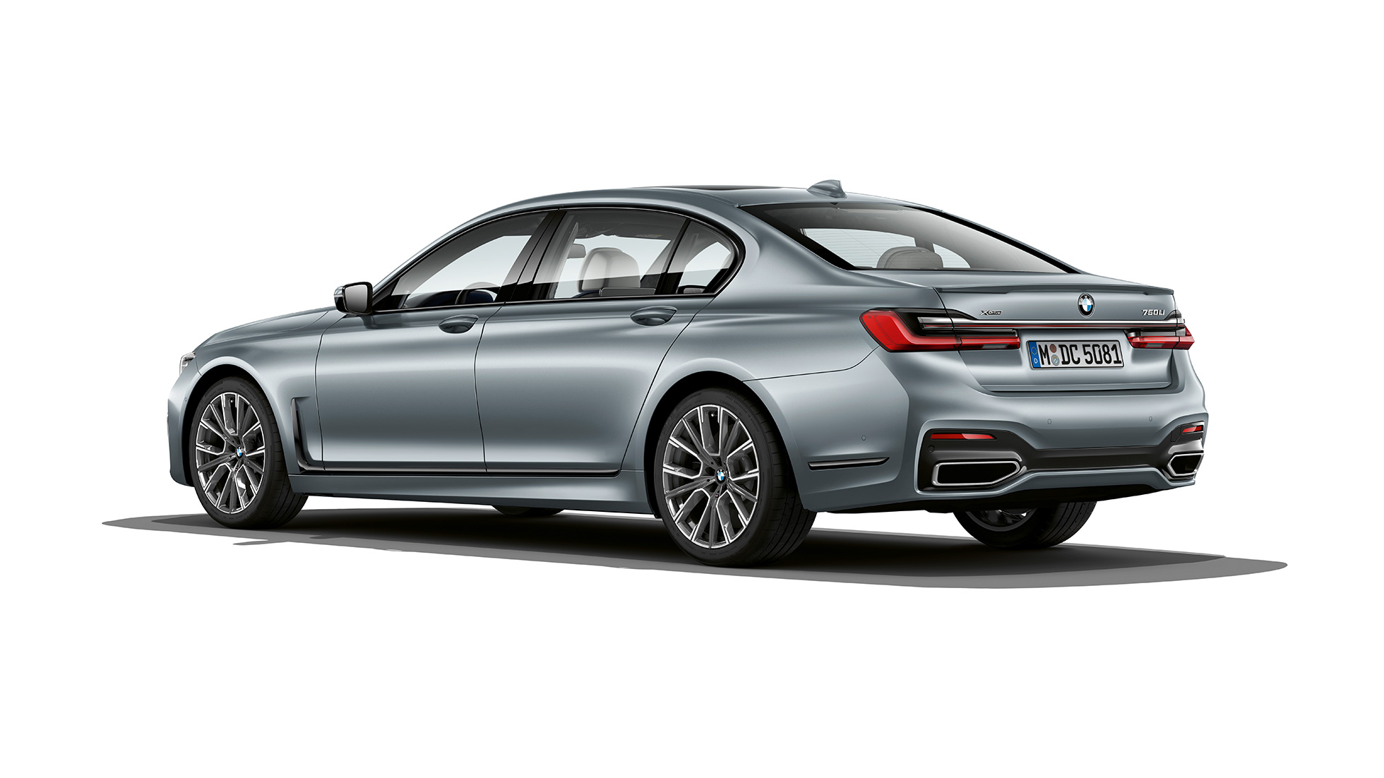 BMW 7. sērijas Sedan ar M sporta pakotni, trīs ceturtdaļu skats no aizmugures Pelēks BMW 7. sērijas Sedan ar M sporta pakotni trīs ceturtdaļu skatā no aizmugures