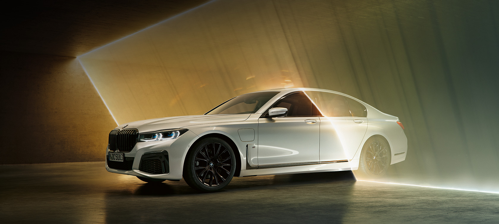 BMW 7. sērijas Sedan, balts, trīs ceturtdaļu skats no priekšpuses BMW 7. sērijas Sedan: balts BMW trīs ceturtdaļu skatā no priekšpuses, gaismas stara ieskauts