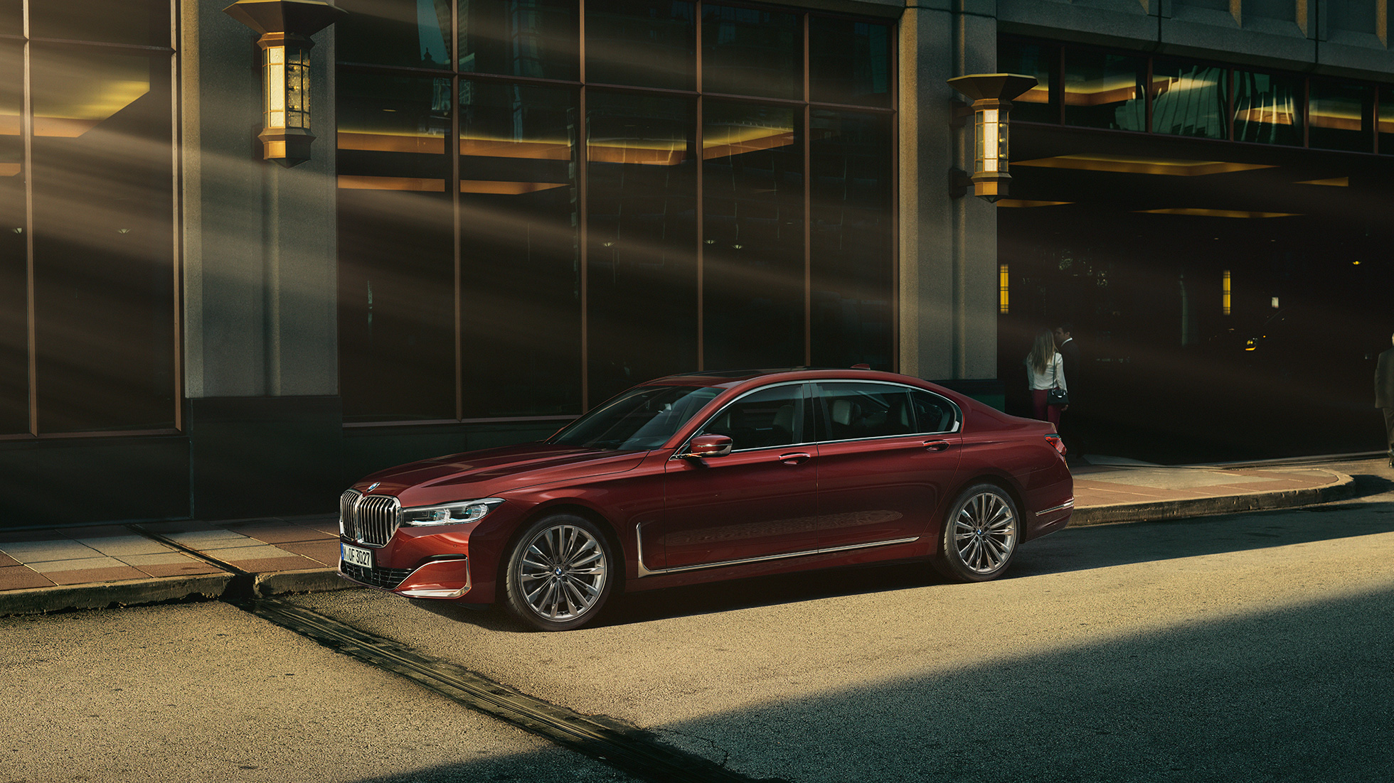 BMW Individual 7. sērijas Sedan, skats no sāna Sarkans BMW Individual 7. sērijas Sedan uz pilsētas fona