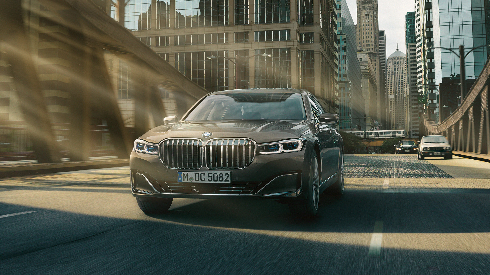 BMW 7. sērijas Sedan braukšanas palīgsistēma Braukšanas palīdzības sistēmas: BMW 7. sērijas Sedan braucienā uz pilsētas fona