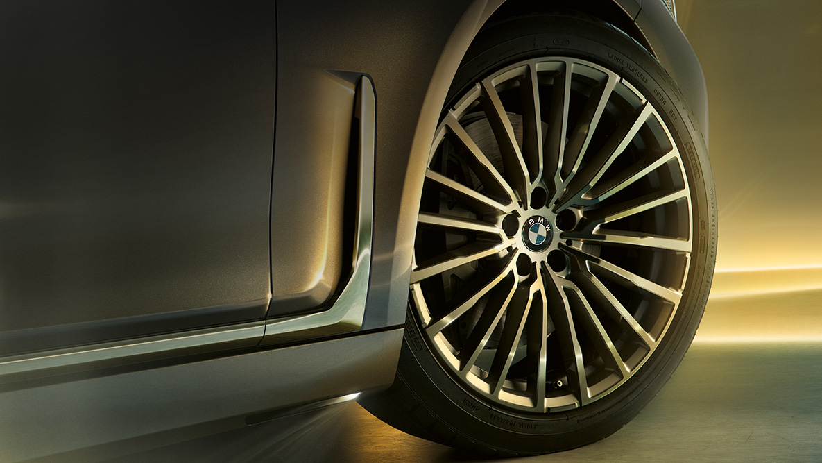BMW 7. sērijas Sedan diski ar Multi-spoke dizainu BMW 7. sērijas Sedan: tuvplāns diskiem ar Multi-spoke dizainu