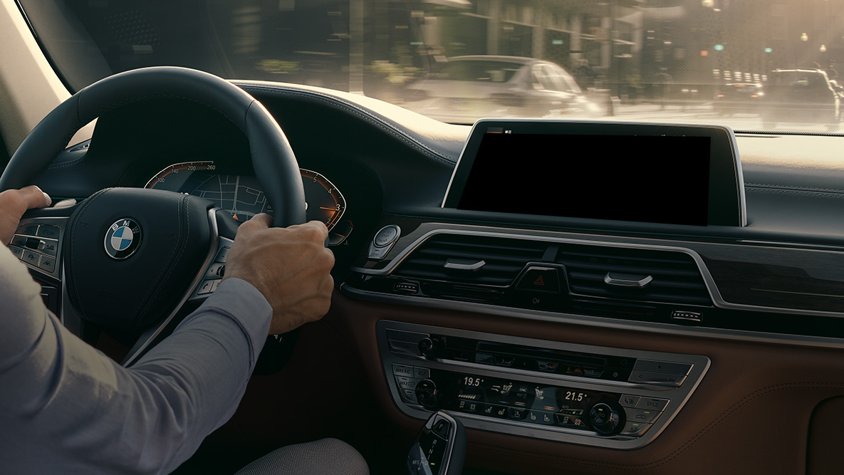 BMW atjautīgais personiskais asistents BMW atjautīgais personiskais asistents: vīrietis vada BMW, Live kokpita Professional tuvplāns